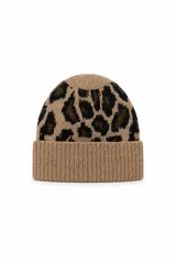 Gorro tipo beanie de punto con diseño estampado de animal print en tonos marrón y negro, con borde inferior acanalado en color beige.