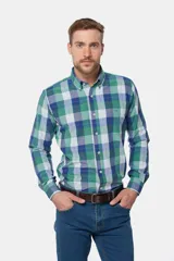 Camisa de manga larga con diseño de cuadros en tonos de verde, azul y blanco, con cuello abotonado y cierre frontal de botones.