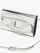 Cartera Diesel tipo sobre, color dorado metalizado, con logo ovalado en relieve. Incluye correa desmontable para usar como bandolera.