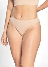 Bombacha de corte biquini color beige, confeccionada en tejido rib elástico con tiro medio/bajo y costuras elásticas.