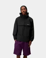 Campera cortaviento Carhartt estilo pullover de color negro, con capucha ajustable, cierre frontal de medio cuarto y un gran bolsillo frontal tipo canguro con solapa. Presenta puños elásticos y el logo de la marca bordado en blanco sobre el bolsillo.