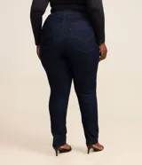 Pantalón skinny de jean en color azul marino, de tiro alto y corte ajustado. Presenta bolsillos delanteros y traseros, trabillas en la cintura y cierre de botón y cremallera.