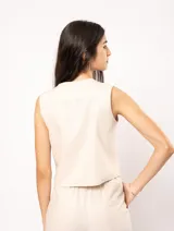 Chaleco negro de lino con botones frontales y forro interno.