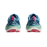 Championes de running Hoka Gaviota 5, color celeste con detalles en verde y rosa.