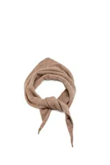 Bufanda triangular de tejido de punto suave en color beige, con diseño envolvente y terminación en punta.