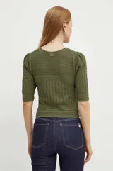 Sweater corto color verde oliva, tejido con diseño calado, cuello redondo y mangas cortas.