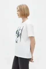 Remera verde militar de manga corta, cuello redondo y corte holgado. Cuenta con un estampado frontal estilo póster con la inscripción "Contemporary Art Gallery" y el gráfico de una flor.