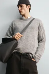 Jersey de punto con mezcla de lana, corte regular fit, cuello redondo y manga larga con acabados en rib.