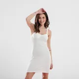 Minivestido blanco de breteles finos y escote corazón.