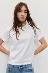 Remera básica marrón de manga corta con cuello redondo y ajuste clásico.