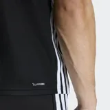 Remera deportiva Adidas de entrenamiento, color negro, con cuello redondo y mangas cortas. Presenta las icónicas tres rayas blancas de la marca en los laterales y el logo de Adidas en el pecho. Confeccionada en tejido técnico transpirable con tecnología Climacool.