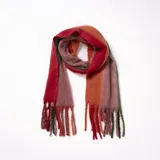 Bufanda larga de tejido suave con diseño a rayas verticales en tonos rojo, naranja, rosa y verde.