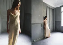 Vestido largo color crudo con sutil textura en relieve, escote drapeado y tirantes finos.