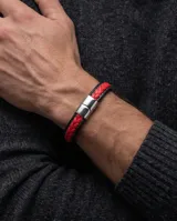 Pulsera de diseño bicolor con cuero trenzado en color rojo y bordes negros, con cierre magnético de acero inoxidable pulido.