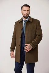 Abrigo clásico de paño azul marino, con cuello solapa, cierre frontal con botones y bolsillos laterales.