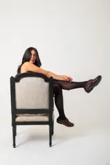 Chatas de cuero color chocolate, con dos tiras horizontales con velcro sobre el empeine y suela plana.