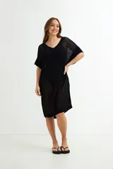 Vestido de playa negro de tejido calado con mangas cortas y escote en V.