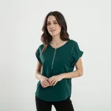 Blusa verde esmeralda de mangas cortas con doblez, escote en V y cierre frontal con cremallera dorada.