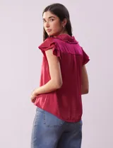 Camisa azul marino de satén, marca Alex & Lili. Cuello con solapa y escote en V. Apertura central con botones y sisas con volados.