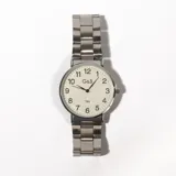 Reloj de pulsera plateado con esfera blanca, números arábigos negros y agujas negras.