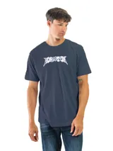 Remera de manga corta y cuello redondo, color azul marino, confeccionada en algodón. Presenta un estampado frontal con tipografía estilizada en blanco y gris claro.