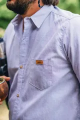 Camisa blanca de manga larga, de corte clásico y holgado, confeccionada en algodón con botones de madera.