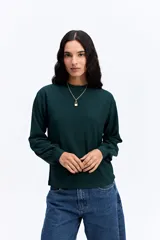 Remera de manga larga con textura tipo waffle, color crema, de calce relajado y caída suave.