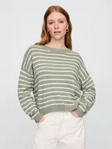 Buzo de tejido de punto con diseño a rayas horizontales en color verde y blanco, cuello redondo y mangas largas con puños acanalados.