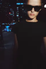 Vestido corto de cuello redondo y manga corta, con forro interior a tono, bajo recto y cierre en espalda con cremallera oculta.