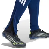 Pantalon deportivo Adidas modelo Tiro 24, color azul marino, con las tres tiras características en blanco a los costados y logo de la marca bordado en el frente.