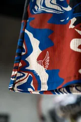 Short de lycra con estampado abstracto en colores azul, rojo, blanco y negro.