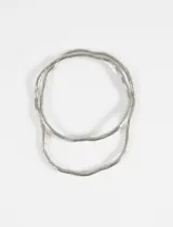 Collar largo y flexible de metal plateado, diseñado para ser moldeable y envolverse múltiples veces alrededor del cuello.
