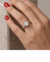 Anillo de plata 925 con piedra circonia central de corte redondo con engarce de cuatro puntas y diseño de banda clásica.