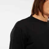 Buzo negro de cuello redondo y mangas largas con puños ajustados. Corte estándar.