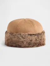 Gorro de estilo cosaco con corona de gamuza en color tostado y borde ancho de piel sintética en tonos marrones.