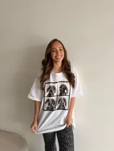 Remera blanca de algodón con estampa frontal dividida en cuatro paneles con fotos de un perro galgo.