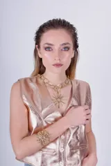 Collar dorado con cadena de eslabones grandes y dije en forma de sol con incrustaciones de strass.