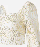 Blusa cropped de mangas 3/4, confeccionada en viscolino con 20% de lino, con escote cuadrado, elásticos en las sisas y puños. Prenda con estampa abstracta de foil.