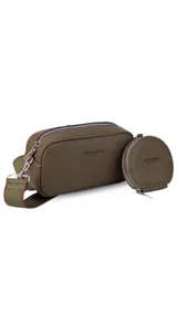 Bandolera compacta de cuero sintético color verde oliva, con cierre superior, correa ajustable de tela y monedero circular desmontable a juego. Presenta el logo de la marca grabado en el frente.