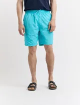 Short de baño verde agua con un bolsillo lateral con solapa y cordón ajustable en la cintura.