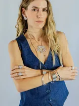 Anillo plateado de plata 950 con diseño abstracto y forma irregular.