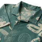 Camisa de manga corta Roark modelo Bless Up Trail, color verde con estampado gráfico en tono claro, cuello cubano y botones frontales.