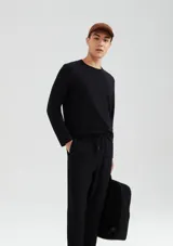 Remera básica de manga larga en color azul oscuro, con cuello redondo y corte recto.