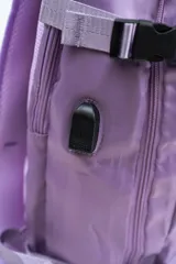 Mochila de viaje color negro con múltiples compartimentos, correas de ajuste laterales y frontales con hebillas, y asa superior reforzada.