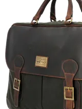 Maletín unisex de diseño clásico, confeccionado en canvas encerado de color verde oscuro con detalles en cuero natural marrón. Cuenta con solapa frontal con cierre de hebillas metálicas, asa superior reforzada y placa metálica con el logo de la marca.