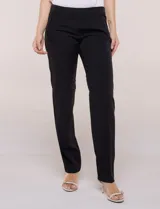 Pantalón de corte cigarette negro, de tiro medio-alto, con pierna sutilmente entallada y bolsillos delanteros con detalle de cierre metálico.