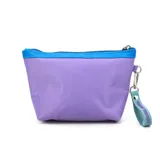 Cartuchera Trendy con diseño estampado en tonos celeste y lila, con cierre superior y correa de mano.