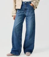 Pantalón de jean premium de tiro medio con corte wide leg, de color azul, con pretina con pasacintos y bolsillos funcionales.