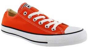 Championes Converse Chuck Taylor All Star de lona color naranja con cordones blancos, puntera de goma blanca y suela de goma blanca con línea negra.
