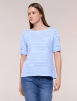 Remera de silueta recta color celeste con rayas horizontales blancas, de manga corta con dobladillo fijo y escote bote.